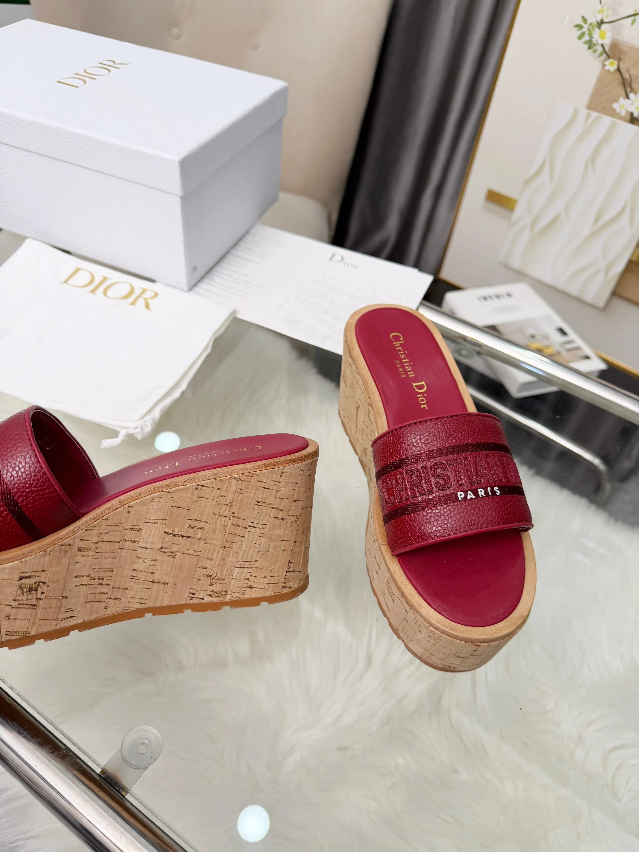 👟👟Ex-factory price 440👟👟 Dior Dior〰️Dway thick-soled wedge sandals✔️This thick-soled sandal is fashionable, casual and highly recognizable. The inspiration is cleverly combined by D's main designer into the perfect shoe shape. Paired with brand buckles, it is even more fashionable! Original version, perfect and exquisite workmanship!  Upper: pebbled leather + electric show code number; 35-39 (40-41 customized)
